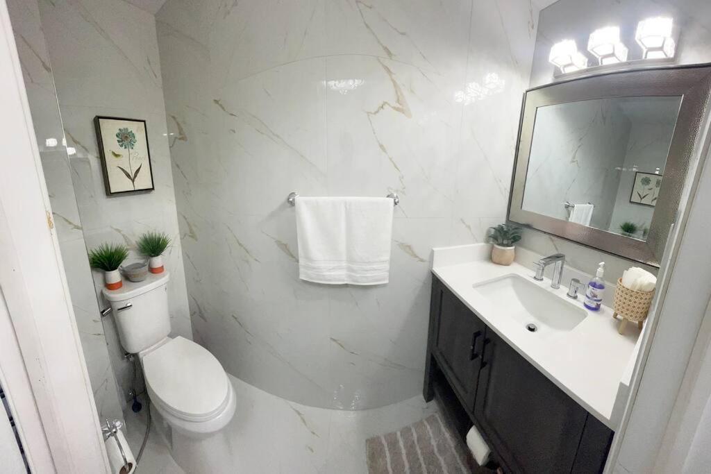 Super Luxury Family Home - 3 Bedrooms, 1 Full Bathroom And 1 Half Washroom With Free Parking, Wifi, Netflix Toronto Exterior foto